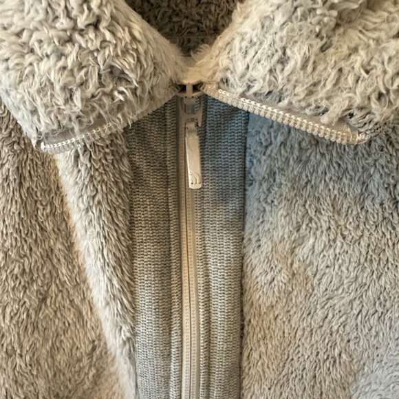 Gently Used Small/Petite Women’s Northface Fleece Jacket in Grey - Picture 6 of 9